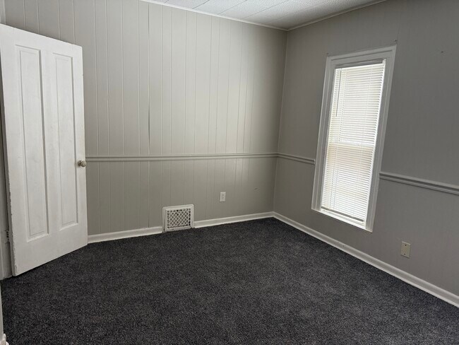 Building Photo - 2 Bed/1 Bath - Unit 516O