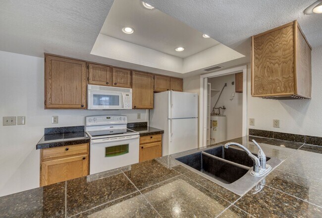 Building Photo - Wonderful 3 bedroom close minutes to ASU!!...