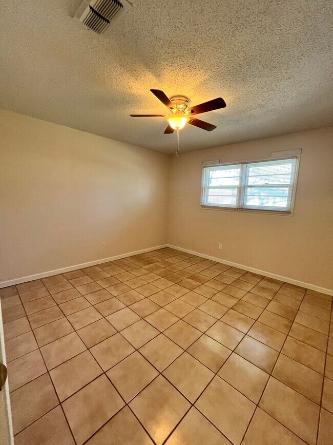 Building Photo - 6305 Raleigh Avenue - Spacious home in exc...