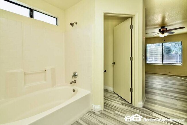 Building Photo - Spacious updated 3 Bed, 2 Bath home in Tuc...