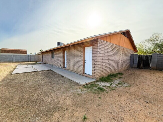 Building Photo - Newly Remodeled 3BR with Garage, Workshop, Privacy & Large Yard!