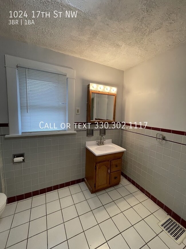 Building Photo - Large three bedroom one bathroom home for ...