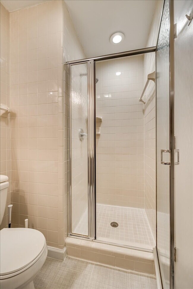 Building Photo - "Fully Furnished Charming 3-Bedroom Home i...