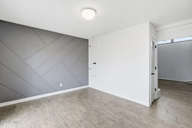 Building Photo - 3540 E Glen Dr