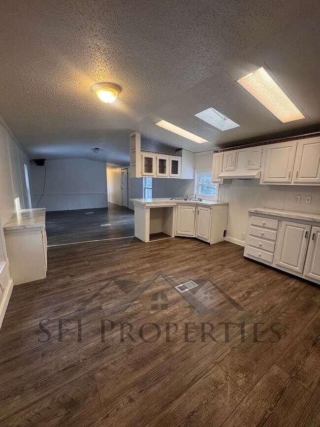 Building Photo - 3 BEDROOMS 2 BATHROOMS HOUSE IN HANOVERTON, OH 44423