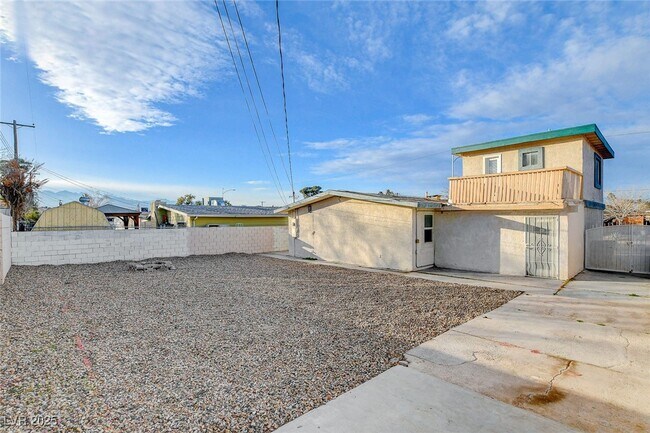 Building Photo - 5813 W Balzar Ave