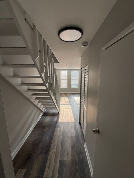 Building Photo - 744 W Gordon Terrace