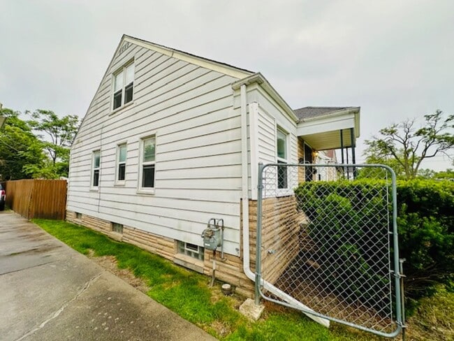 Building Photo - Nicely Updated 3 Bedroom 1 Bath Welcome Se...