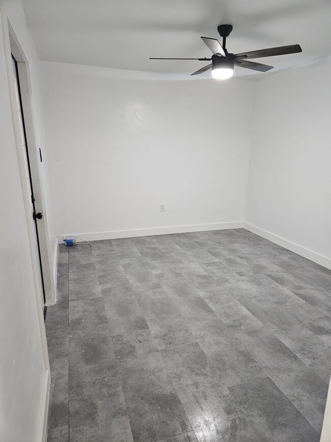 Building Photo - 3709 Efficiency Apartments