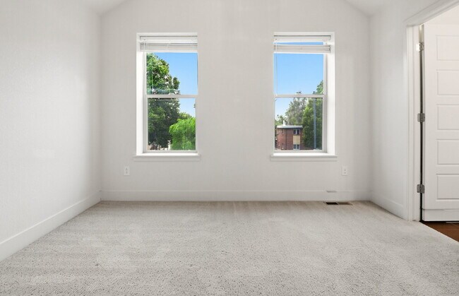 Building Photo - $2,645.95, 3 bed, 2.5 bath end unit located in Aurora with a washer and dryer.