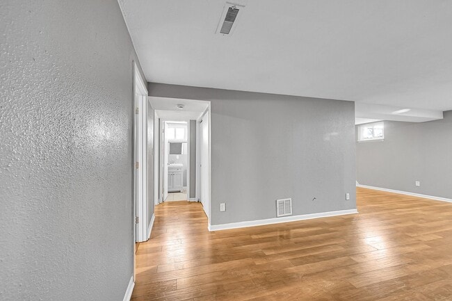 Building Photo - 5635 E Nebraska Way