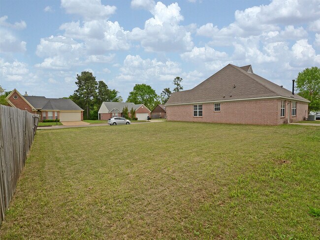 Building Photo - 3 Bed, 2 bath with over 2000 sq feet near Riverdale and Stateline Rd