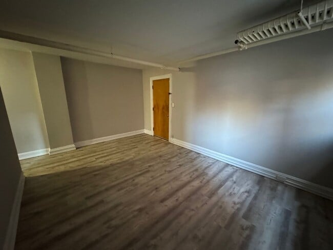 Building Photo - 2773 Hampshire-Unit 3