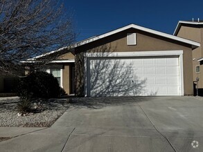 Building Photo - Freshly Updated 4 Bedroom