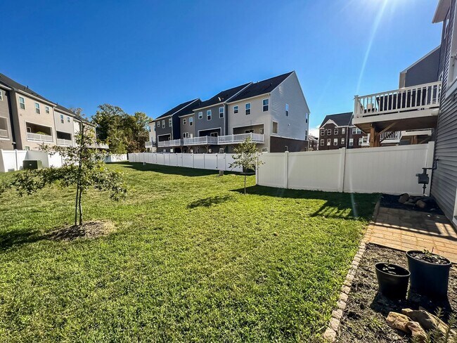 Building Photo - Luxurious 4 Bedroom 3.5 Bathroom End Unit ...