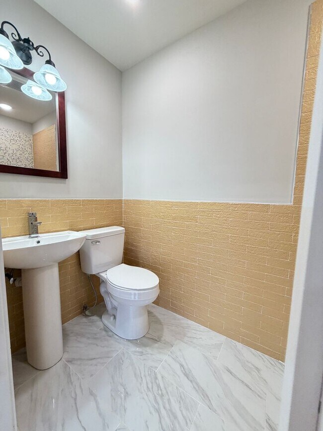 Building Photo - ??? NEWLY RENOVATED 3 BEDROOMS & 2.5 BATH HOUSE LOCATED IN HADDINGTON