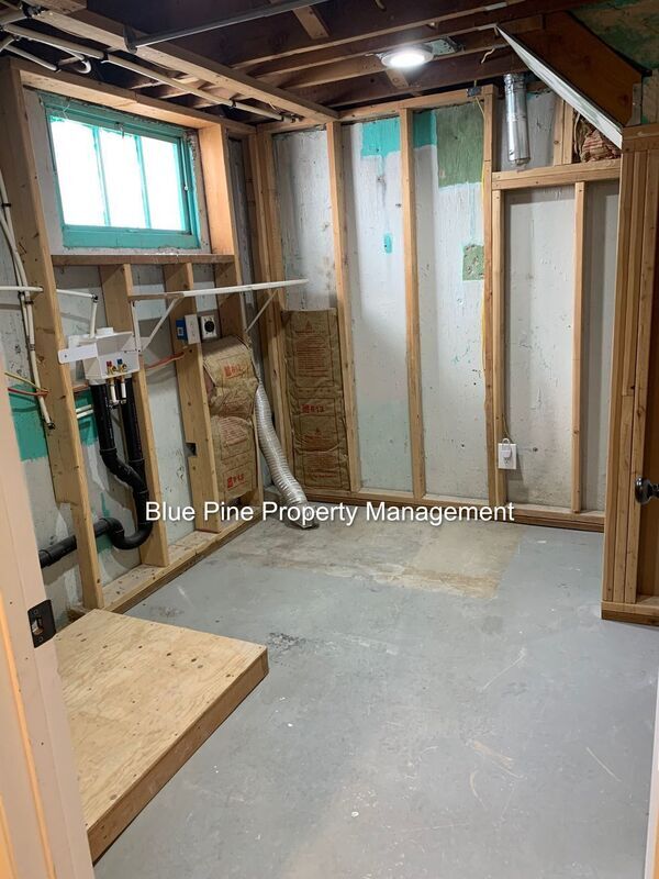 Building Photo - 556 Warren Ave