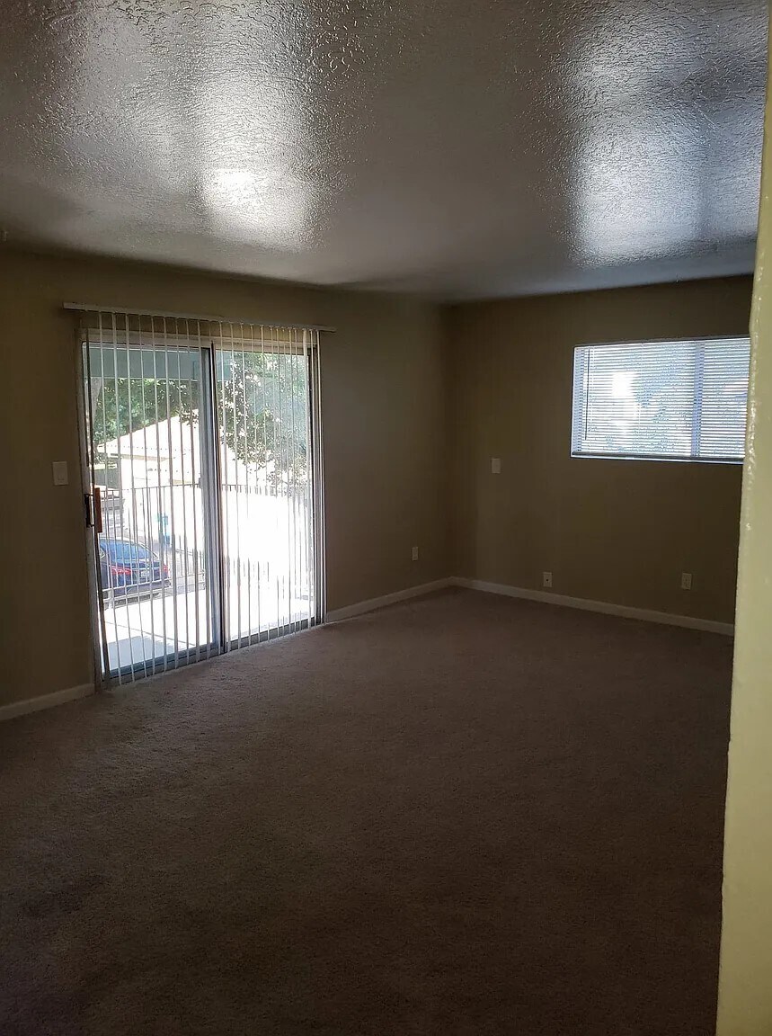 Building Photo - 8081 Via de Palmas Ln