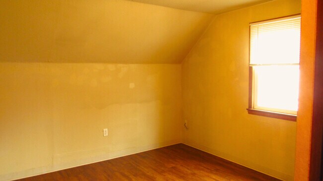 Building Photo - 722 13th Ave