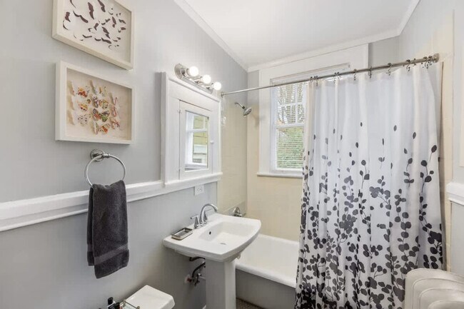 Building Photo - 536 Hawthorne Ln