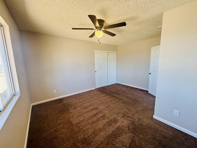 Building Photo - Charming 3-Bedroom with 2 Full Baths on th...