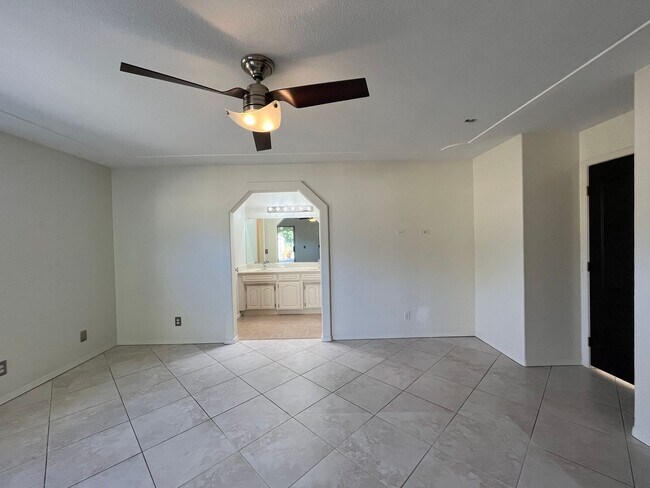 Building Photo - 946 St Ann Dr