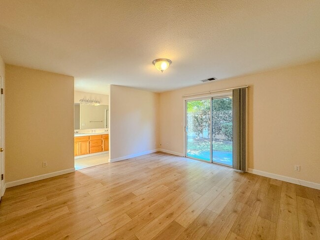 Building Photo - Lovely 3 Bedroom Home!