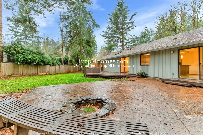 Building Photo - Lake Oswego Beauty! Three Bedroom Ranch Style On 1/4 Acre!