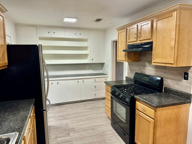 Kitchen - 3914 Ella Blvd