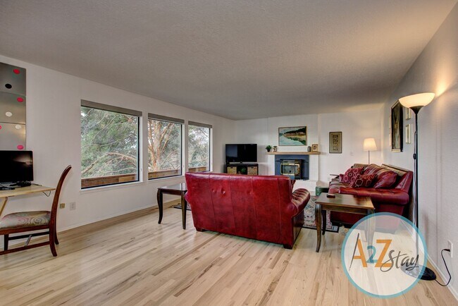 Building Photo - Executive Rental in North End Foothills