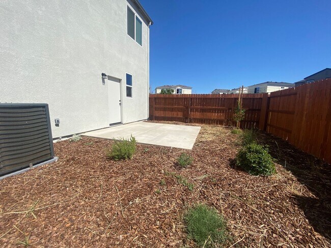 Building Photo - 3/2.5 home in Private Gated Community with Yard