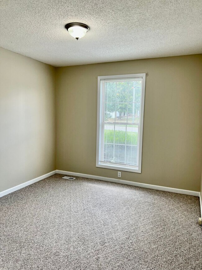 Building Photo - AVAILABLE NOW! 3 Bedroom Home Available of...