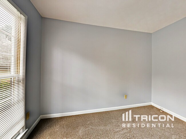 Building Photo - 5044 Rosemeade Ct