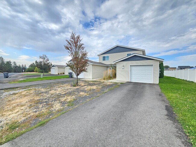 Building Photo - 5207-5207 E Upriver Dr
