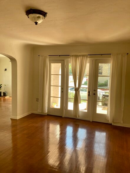 Dinning room. French doors exit to front porch - 2423 St George St
