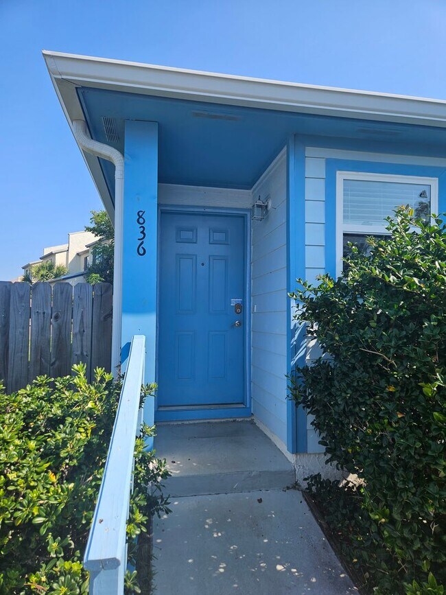 Primary Photo - Charming 2Bed/2Ba Apartment w/Spacious Yar...