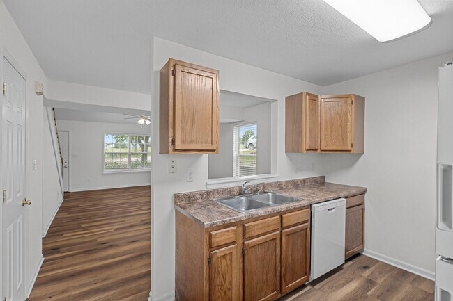 Building Photo - 3503 La Mesa Dr