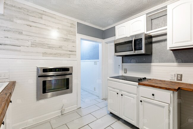 Building Photo - Charming and cozy house in historic East S...