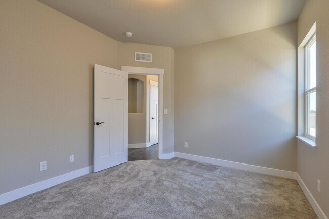 Building Photo - Beautiful 3 Bedroom, 2.5 Bath Ranch in Berthoud!