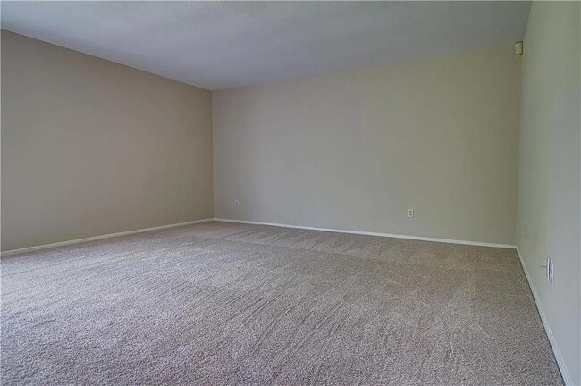 Building Photo - 3414 Chesapeake Dr