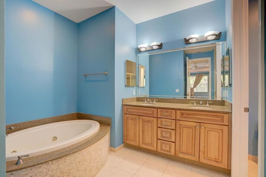 Building Photo - 5113 Artesa Way S
