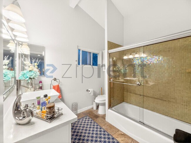 Building Photo - 20520 Rhoda St