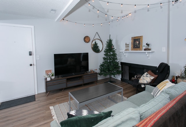 Building Photo - 3 bed 2 bed - in unit laundry - condo!