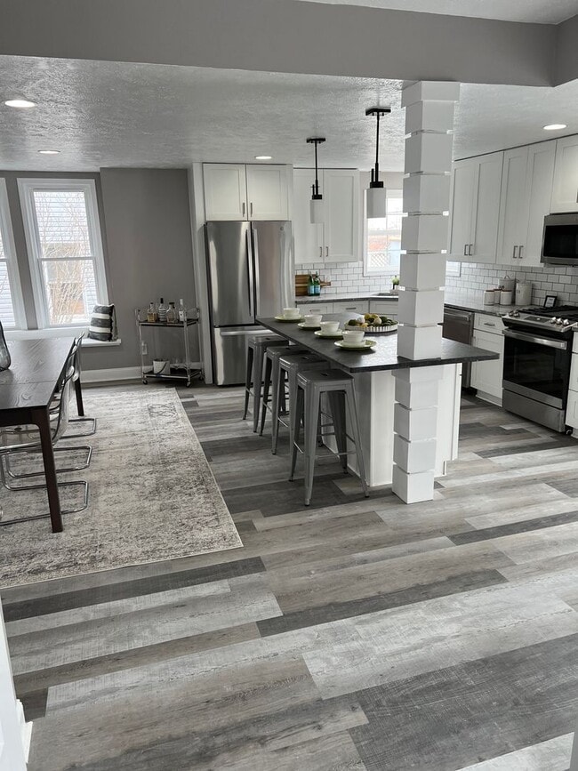 Building Photo - Gorgeous 4 bed, 2.5 bath stunner in Lakewood!