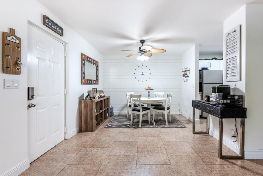Building Photo - 9930 Pineapple Tree Dr