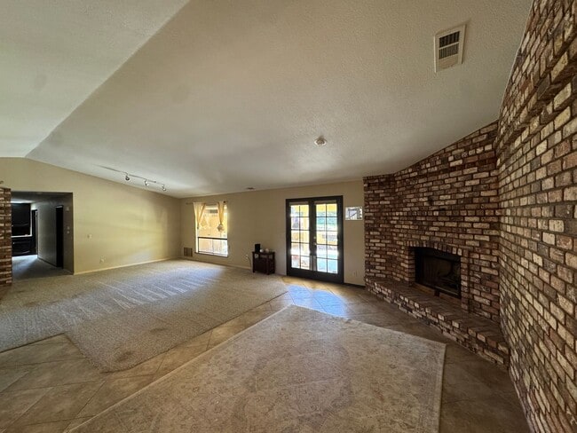 Building Photo - 3-Bedroom Home on Spacious Property in a Great Nipomo Location