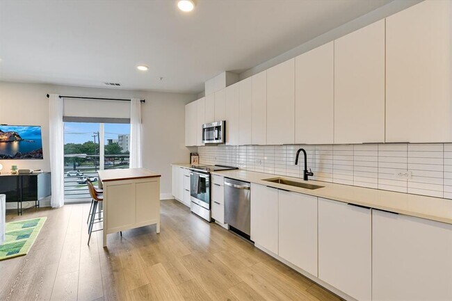 Building Photo - 2220 Webberville Rd