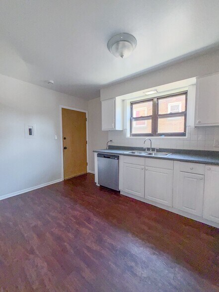 Building Photo - 9012 Lamon Ave