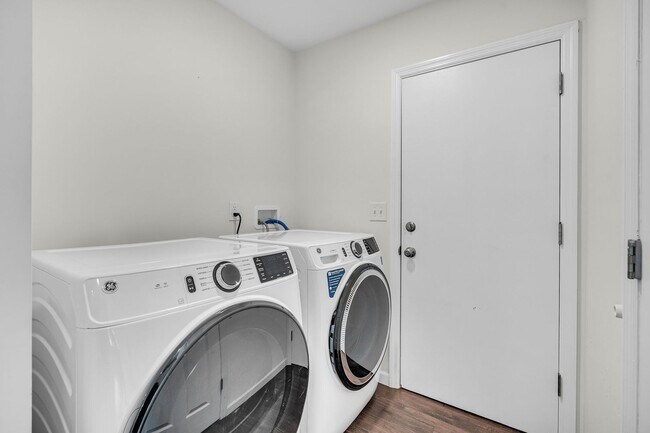 Building Photo - Comfortable Living with Modern Upgrades in Prime Goose Creek Location