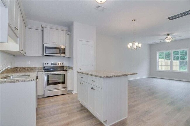 Building Photo - 317 Bordeaux Dr